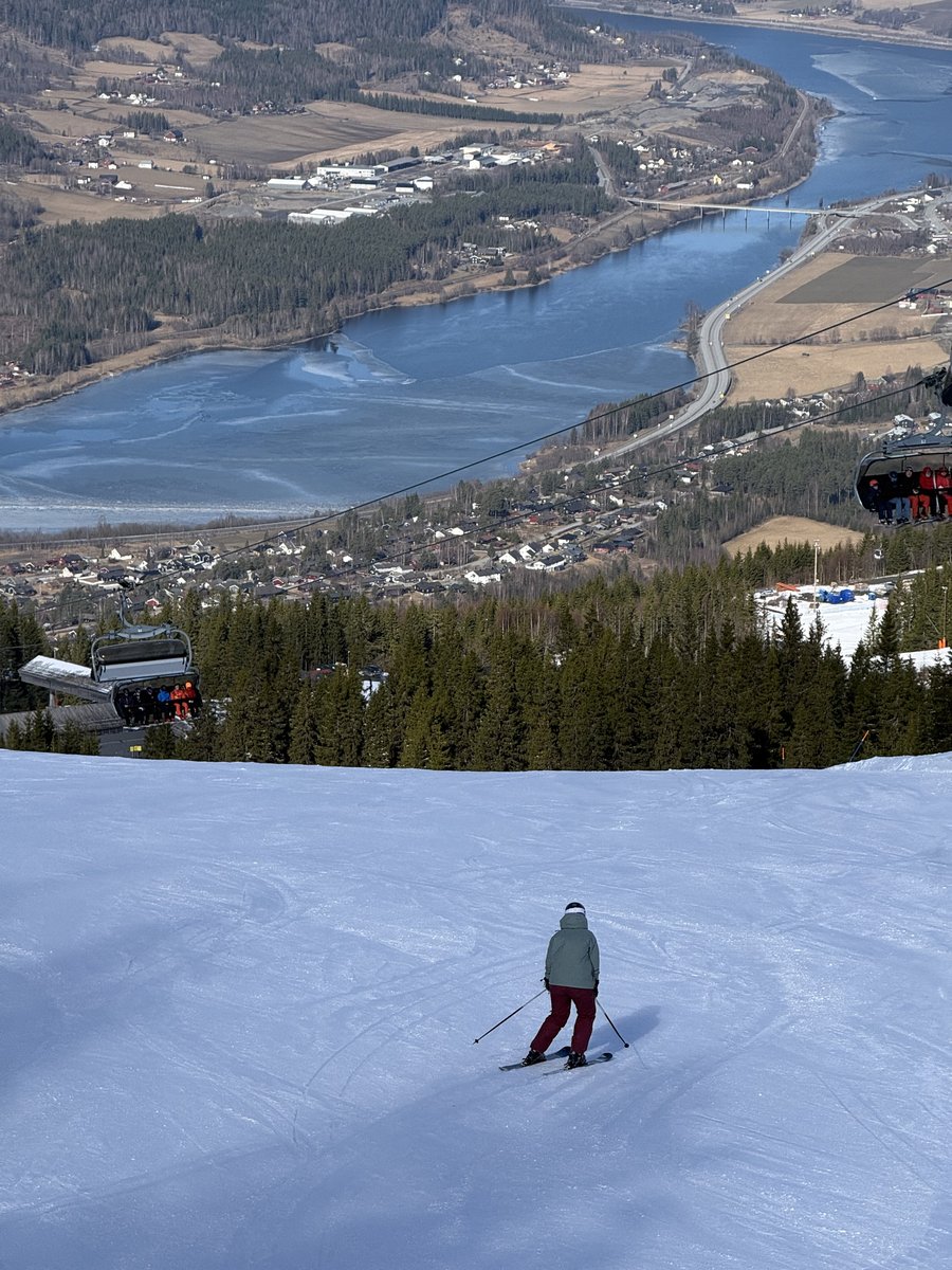 Skiløper i Hafjell med Lågen og dalen
